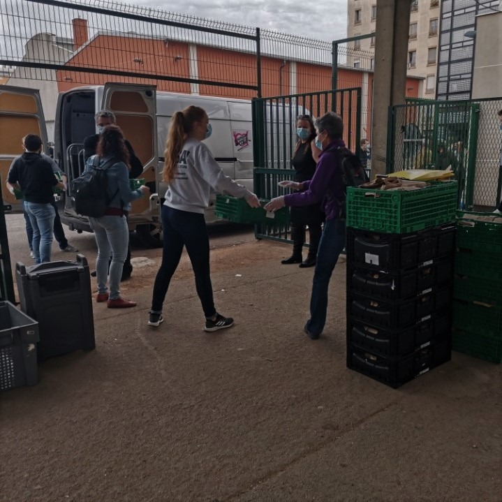 Glissez des petits mots dans les paniers du Camion du Coeur