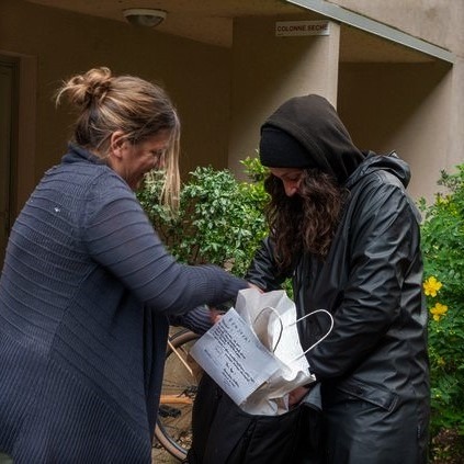 Préparez des paniers repas pour les personnes sans-abri