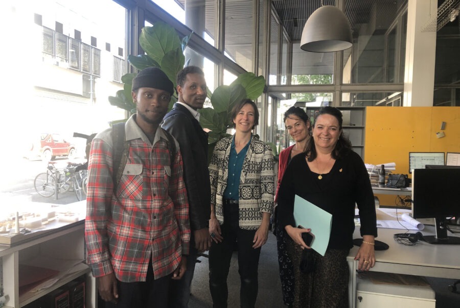 L'accueil d'Algassimou Bah, au premier plan, à AIA Architecture par, de gauche à droite, Sulaimani Tuyishimiye de l'Ouvre Porte, Solène Marsollier et Monia Tonello des Bureaux du Cœur et Laure Nugier, hôte avec AIA Architecture et bénévole des Bureaux du Cœur.