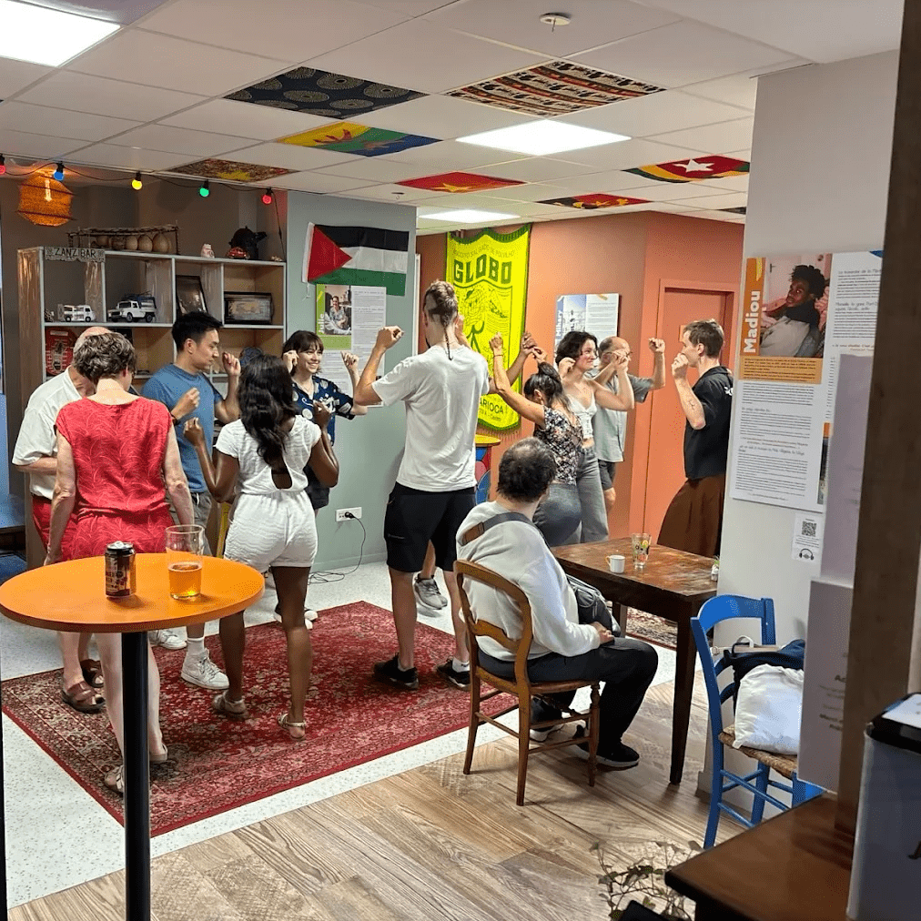 Passez derrière le comptoir d’un lieu d’inclusion pour les personnes migrantes