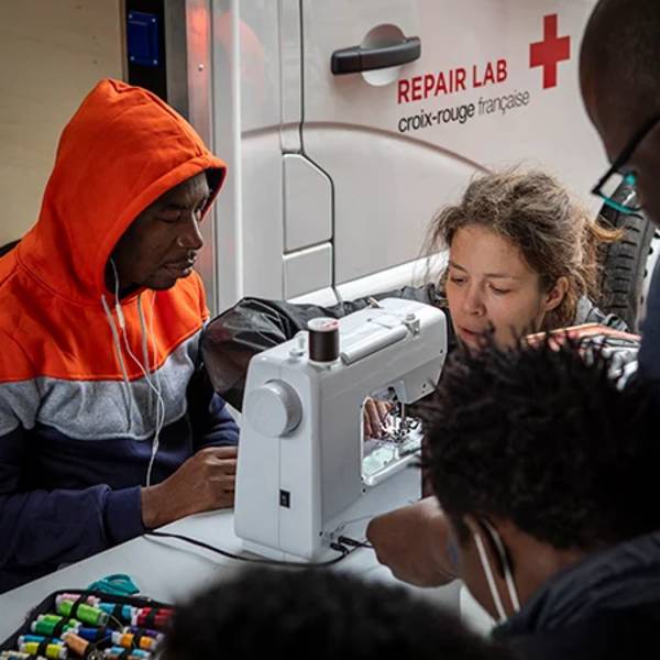 Embarquez à bord d’un atelier de réparation mobile avec des personnes précaires