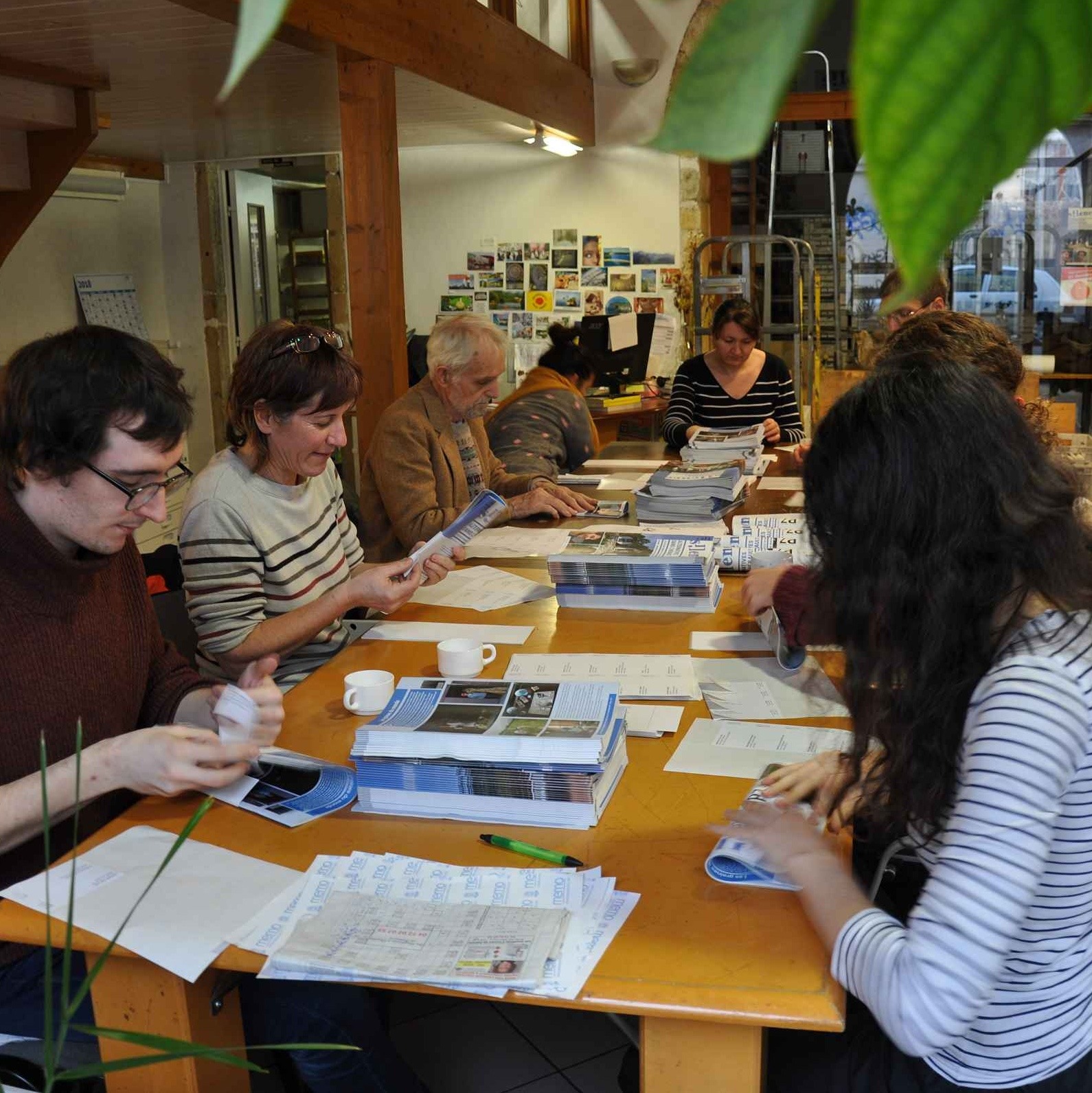 Participez à la mise sous pli d’une revue locale et engagée