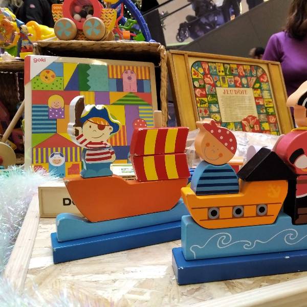 Sauvez des jouets dans une équipe enjouée